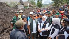 Bupati Lumajang Indah Amperawati dan Gubernur Jawa Timur Khofifah Indar Parawansa saat meninjau lokasi terdampak erupsi Gunung Semeru.