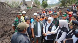 Bupati Lumajang Indah Amperawati dan Gubernur Jawa Timur Khofifah Indar Parawansa saat meninjau lokasi terdampak erupsi Gunung Semeru.