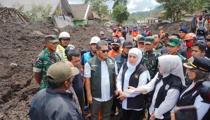 Bupati Lumajang Indah Amperawati dan Gubernur Jawa Timur Khofifah Indar Parawansa saat meninjau lokasi terdampak erupsi Gunung Semeru.