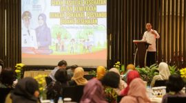 Wali Kota Surabaya Eri Cahyadi bersama Bunda Posyandu Rini Indriyani saat menghadiri kegiatan penguatan kemitraan fasilitas kesehatan dan Pokjanal Posyandu di Hotel Bumi.