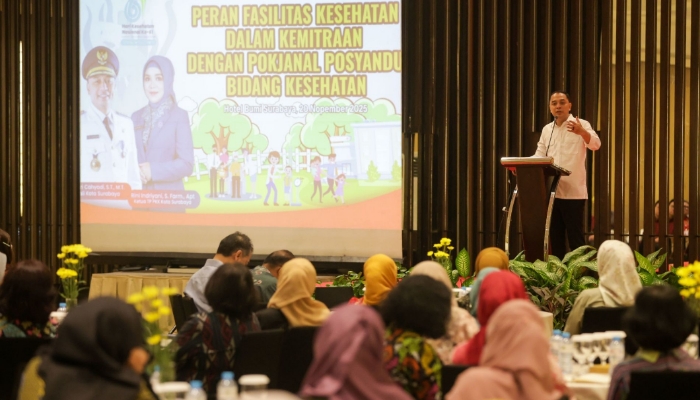 Wali Kota Surabaya Eri Cahyadi bersama Bunda Posyandu Rini Indriyani saat menghadiri kegiatan penguatan kemitraan fasilitas kesehatan dan Pokjanal Posyandu di Hotel Bumi.