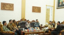 Bupati Sumenep Achmad Fauzi Wongsojudo saat menerima kunjungan jajaran PLN UIP JBTB di Rumah Dinas Bupati.