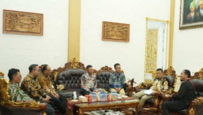 Bupati Sumenep Achmad Fauzi Wongsojudo saat menerima kunjungan jajaran PLN UIP JBTB di Rumah Dinas Bupati.