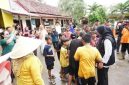 Bupati Banyuwangi Ipuk Fiestiandani meninjau rumah warga terdampak banjir di Desa Buluagung, Kecamatan Siliragung, Minggu (23/11/2025).