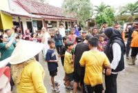 Bupati Banyuwangi Ipuk Fiestiandani meninjau rumah warga terdampak banjir di Desa Buluagung, Kecamatan Siliragung, Minggu (23/11/2025).