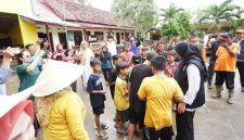 Bupati Banyuwangi Ipuk Fiestiandani meninjau rumah warga terdampak banjir di Desa Buluagung, Kecamatan Siliragung, Minggu (23/11/2025).
