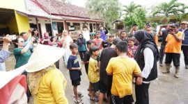 Bupati Banyuwangi Ipuk Fiestiandani meninjau rumah warga terdampak banjir di Desa Buluagung, Kecamatan Siliragung, Minggu (23/11/2025).