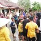 Bupati Banyuwangi Ipuk Fiestiandani meninjau rumah warga terdampak banjir di Desa Buluagung, Kecamatan Siliragung, Minggu (23/11/2025).