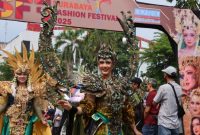 Parade Surabaya Fashion Festival 2025 di Plaza Internatio.