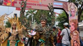 Parade Surabaya Fashion Festival 2025 di Plaza Internatio.