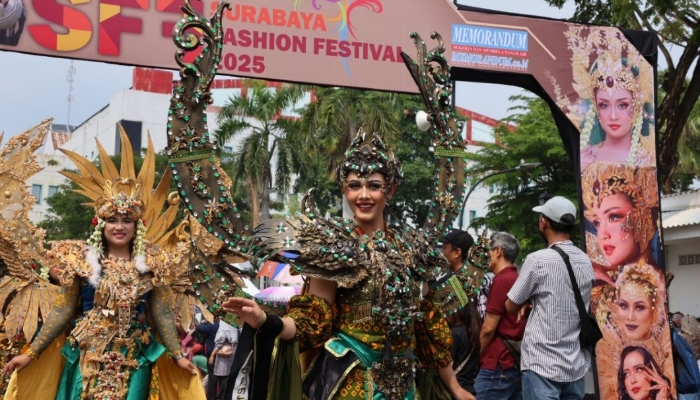 Parade Surabaya Fashion Festival 2025 di Plaza Internatio.