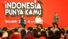 Wali Kota Surabaya Eri Cahyadi bersama Menteri Koperasi RI Ferry Juliantono saat menghadiri acara “Indonesia Punya Kamu” di Airlangga Convention Center, Kampus C Unair.