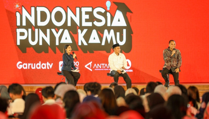 Wali Kota Surabaya Eri Cahyadi bersama Menteri Koperasi RI Ferry Juliantono saat menghadiri acara “Indonesia Punya Kamu” di Airlangga Convention Center, Kampus C Unair.