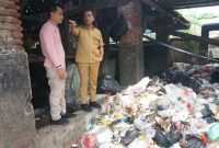 Bupati Bangkalan Lukman Hakim saat meninjau fasilitas Rumah Daur Ulang (RDU) di Jl. Letnan Sunarti, Bangkalan.