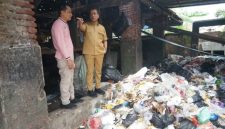 Bupati Bangkalan Lukman Hakim saat meninjau fasilitas Rumah Daur Ulang (RDU) di Jl. Letnan Sunarti, Bangkalan.