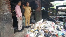Bupati Bangkalan Lukman Hakim saat meninjau fasilitas Rumah Daur Ulang (RDU) di Jl. Letnan Sunarti, Bangkalan.