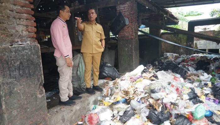 Bupati Bangkalan Lukman Hakim saat meninjau fasilitas Rumah Daur Ulang (RDU) di Jl. Letnan Sunarti, Bangkalan.