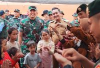 Pangdam V/Brawijaya Mayjen TNI Rudy Saladin meninjau pos pengungsian dan kesiapan personel TNI–Polri di wilayah terdampak erupsi Gunung Semeru, Senin (24/11/2025).