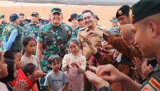 Pangdam V/Brawijaya Mayjen TNI Rudy Saladin meninjau pos pengungsian dan kesiapan personel TNI–Polri di wilayah terdampak erupsi Gunung Semeru, Senin (24/11/2025).