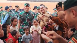 Pangdam V/Brawijaya Mayjen TNI Rudy Saladin meninjau pos pengungsian dan kesiapan personel TNI–Polri di wilayah terdampak erupsi Gunung Semeru, Senin (24/11/2025).