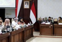 Staf Ahli Wali Kota Surabaya Maria Theresia Ekawati Rahayu menerima kunjungan kerja Komite IV DPD RI di Ruang Sidang Wali Kota, Balai Kota Surabaya.