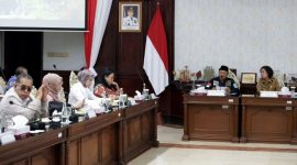 Staf Ahli Wali Kota Surabaya Maria Theresia Ekawati Rahayu menerima kunjungan kerja Komite IV DPD RI di Ruang Sidang Wali Kota, Balai Kota Surabaya.