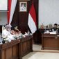 Staf Ahli Wali Kota Surabaya Maria Theresia Ekawati Rahayu menerima kunjungan kerja Komite IV DPD RI di Ruang Sidang Wali Kota, Balai Kota Surabaya.
