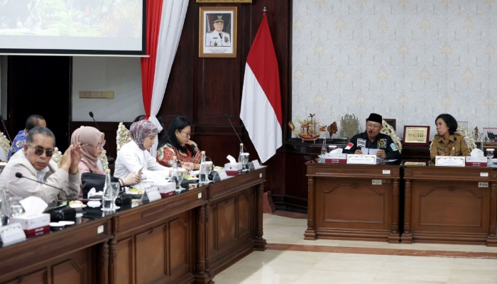 Staf Ahli Wali Kota Surabaya Maria Theresia Ekawati Rahayu menerima kunjungan kerja Komite IV DPD RI di Ruang Sidang Wali Kota, Balai Kota Surabaya.