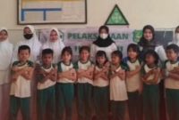 Petugas Puskesmas Pamolokan saat melaksanakan imunisasi dalam Program BIAS di SD Sang Timur Sumenep.