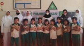 Petugas Puskesmas Pamolokan saat melaksanakan imunisasi dalam Program BIAS di SD Sang Timur Sumenep.