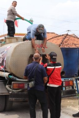 Polres Sumenep Salurkan Bantuan Air Bersih untuk Warga Desa Pinggirpapas