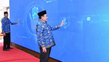 Wakil Bupati Sumenep KH. Imam Hasyim saat meluncurkan Aplikasi SIKERIS di Pendopo Agung Keraton, Kamis (27/11/2025).
