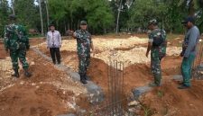 Dandim 0827/Sumenep Letkol Arm Bendi Wibisono saat meninjau pembangunan KDKMP di Desa Slopeng dan Desa Lanjuk, Kamis (27/11/2025).