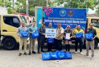 Petugas BNN RI dan BPBD Lumajang saat proses penyerahan bantuan kemanusiaan di Posko Pronojiwo, Kamis (27/11/2025).