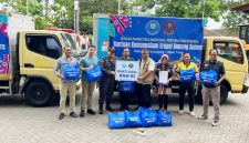 Petugas BNN RI dan BPBD Lumajang saat proses penyerahan bantuan kemanusiaan di Posko Pronojiwo, Kamis (27/11/2025).