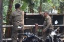 Satpol PP Surabaya saat melakukan sosialisasi dan penertiban PKL di sepanjang Jalan Johar dan Jalan Sulung, Kamis (27/11/2025).