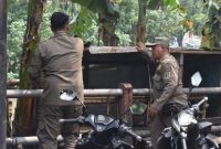 Satpol PP Surabaya saat melakukan sosialisasi dan penertiban PKL di sepanjang Jalan Johar dan Jalan Sulung, Kamis (27/11/2025).