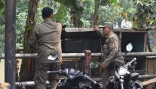 Satpol PP Surabaya saat melakukan sosialisasi dan penertiban PKL di sepanjang Jalan Johar dan Jalan Sulung, Kamis (27/11/2025).