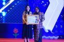 Prosesi penyerahan Penghargaan FORIKAN Terbaik kepada Kabupaten Bangkalan pada peringatan HARKANAS dan FORIKAN Awards Jawa Timur 2025 di Dyandra Convention Center Surabaya.