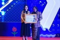 Prosesi penyerahan Penghargaan FORIKAN Terbaik kepada Kabupaten Bangkalan pada peringatan HARKANAS dan FORIKAN Awards Jawa Timur 2025 di Dyandra Convention Center Surabaya.