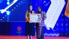 Prosesi penyerahan Penghargaan FORIKAN Terbaik kepada Kabupaten Bangkalan pada peringatan HARKANAS dan FORIKAN Awards Jawa Timur 2025 di Dyandra Convention Center Surabaya.