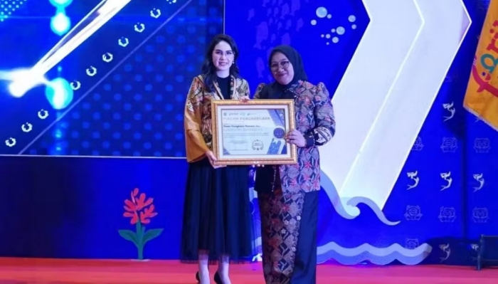 Prosesi penyerahan Penghargaan FORIKAN Terbaik kepada Kabupaten Bangkalan pada peringatan HARKANAS dan FORIKAN Awards Jawa Timur 2025 di Dyandra Convention Center Surabaya.