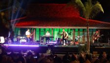 Suasana konser Seamphony Banyuwangi di Pantai Villa Solong dengan penonton menikmati musik di hamparan rumput tepi pantai.