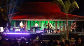 Suasana konser Seamphony Banyuwangi di Pantai Villa Solong dengan penonton menikmati musik di hamparan rumput tepi pantai.