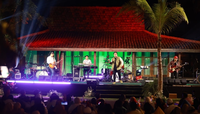 Suasana konser Seamphony Banyuwangi di Pantai Villa Solong dengan penonton menikmati musik di hamparan rumput tepi pantai.