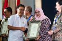 Bupati Banyuwangi Ipuk Fiestiandani menerima penghargaan Swasti Saba dan STBM dari Menteri Kesehatan di Jakarta.