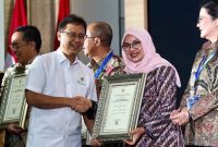 Bupati Banyuwangi Ipuk Fiestiandani menerima penghargaan Swasti Saba dan STBM dari Menteri Kesehatan di Jakarta.