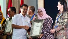 Bupati Banyuwangi Ipuk Fiestiandani menerima penghargaan Swasti Saba dan STBM dari Menteri Kesehatan di Jakarta.