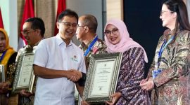 Bupati Banyuwangi Ipuk Fiestiandani menerima penghargaan Swasti Saba dan STBM dari Menteri Kesehatan di Jakarta.