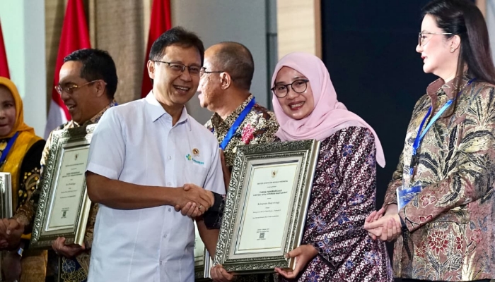 Bupati Banyuwangi Ipuk Fiestiandani menerima penghargaan Swasti Saba dan STBM dari Menteri Kesehatan di Jakarta.